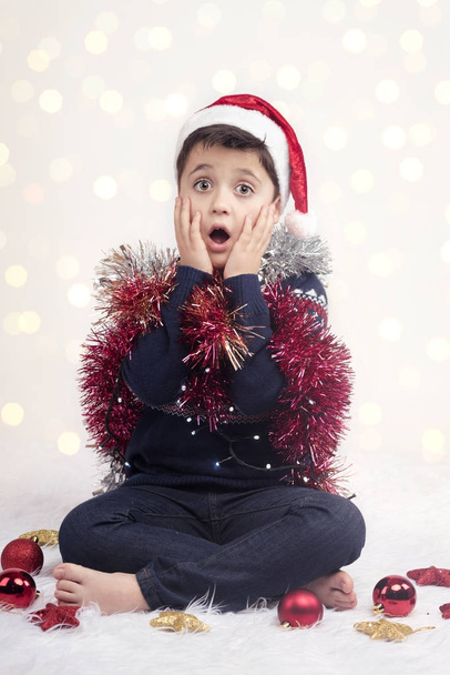 bambino sorpreso a Natale
 - Foto, immagini