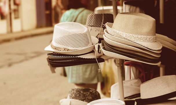 Вуличний ринок з продажу капелюхів
 - Фото, зображення