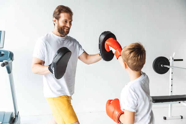 pai e filho boxe juntos
 - Foto, Imagem