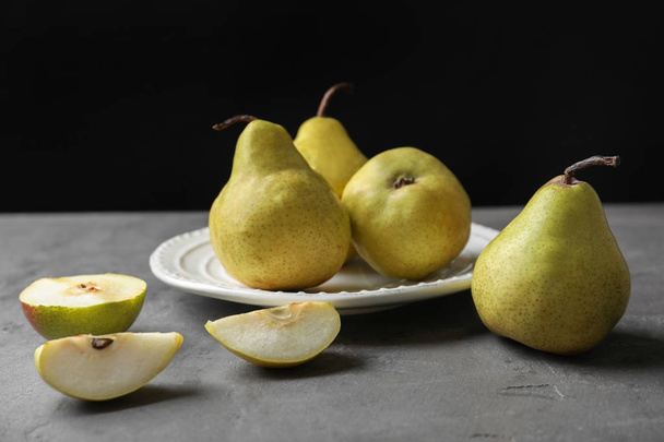 Delicious ripe pears  - Фото, зображення