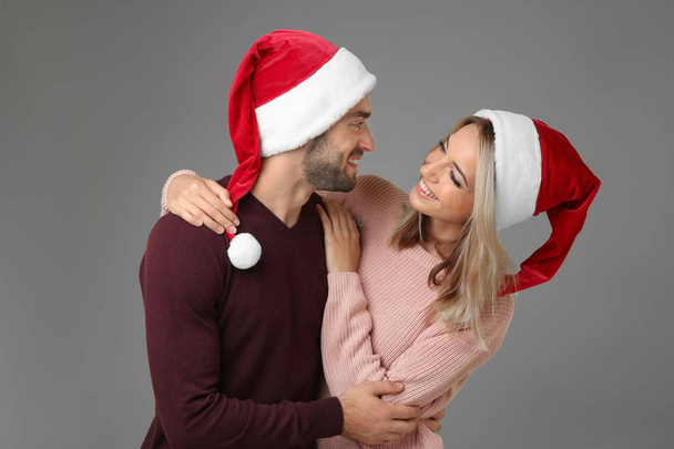 young couple in Santa hats - Foto, Imagem