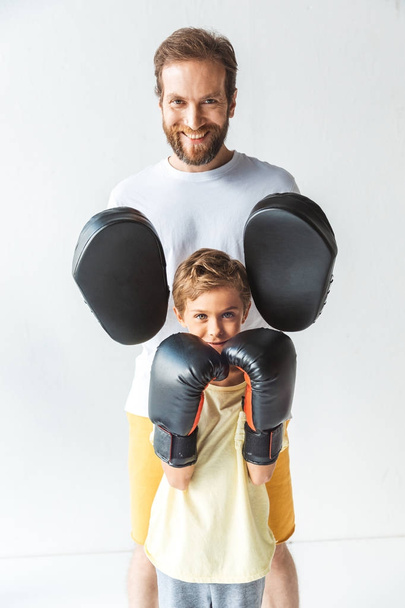 父と息子が一緒にボクシング - 写真・画像