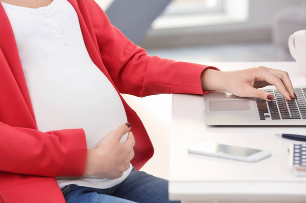 Pregnant woman working in home office - Foto, Bild