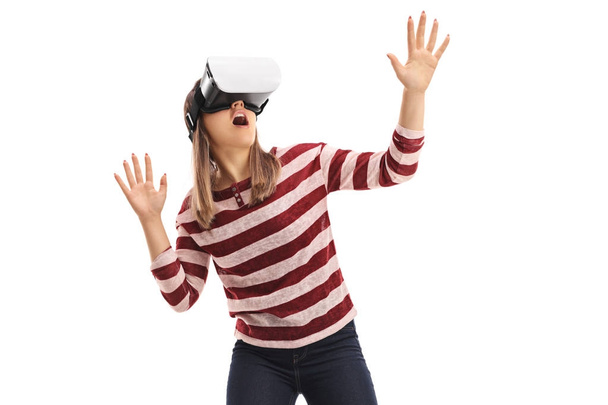 Meisje ervaart van virtuele realiteit met een Vr headset - Foto, afbeelding