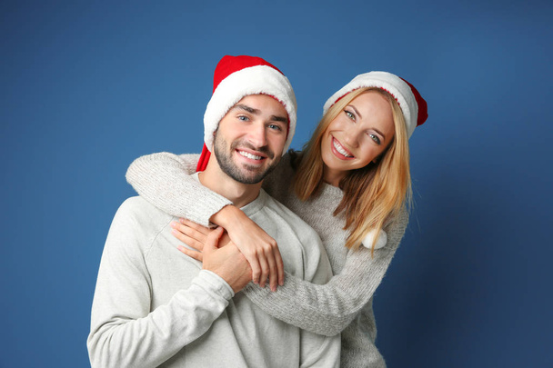 young couple in Santa hats - Foto, afbeelding