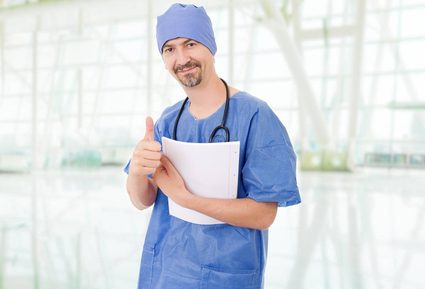 Щасливий чоловік лікар показує великий палець в лікарні
 - Фото, зображення