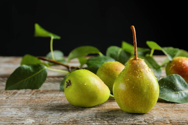 Delicious ripe pears - Фото, зображення