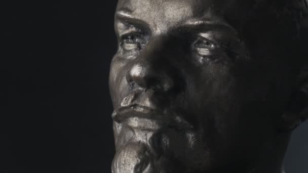 Spinning rzeźby Portret Włodzimierza Lenina na czarnym tle. Era ZSRR - Materiał filmowy, wideo