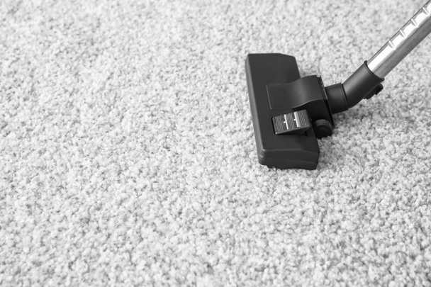 Пилосос на килимі
 - Фото, зображення