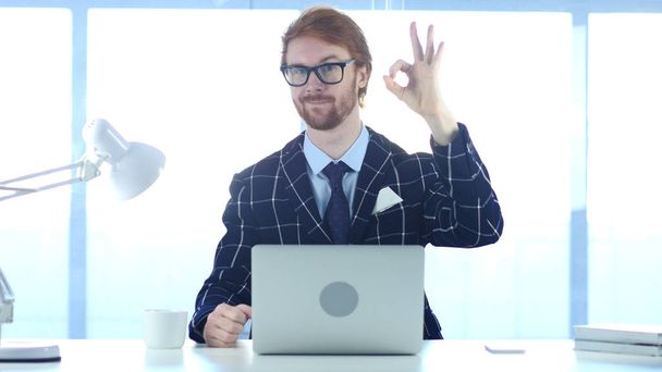 Redhead podnikatel gestem uspokojení v práci, dobře - Fotografie, Obrázek