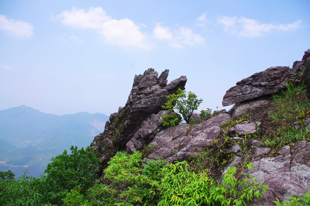 Rocas en la cima de la cordillera china de Nanning
 - Foto, Imagen