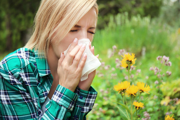 Young woman with allergy outdoors - Foto, afbeelding