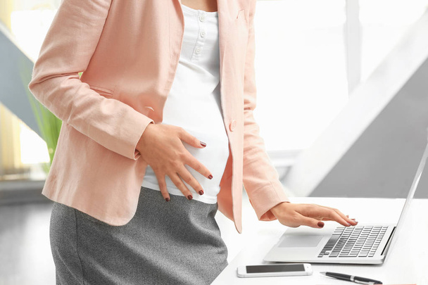 Pregnant woman working in home office - Foto, Imagen