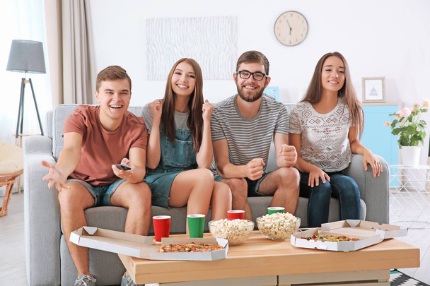 Friends watching TV at home - Fotografie, Obrázek