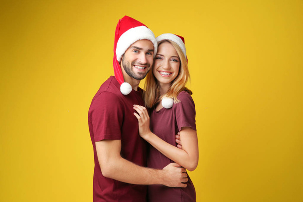 young couple in Santa hats - Foto, Imagen