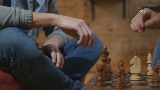 Young couple playing chess - Filmagem, Vídeo