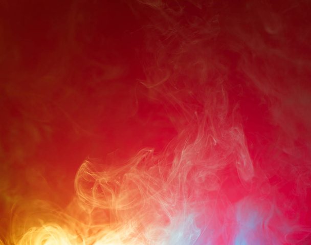 žlutá a modrá kouře na červené - Fotografie, Obrázek