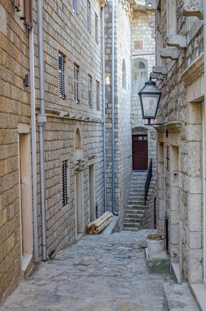 Antigua calle estrecha en Ulcinj
. - Foto, imagen