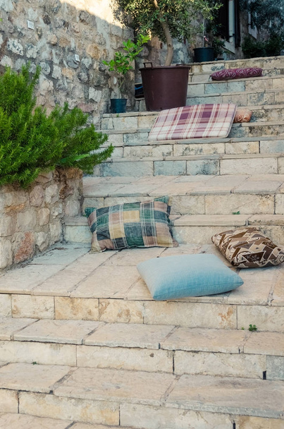 Trap met kussens en stenen boog in Ulcinj Old Town, Montenegro. - Foto, afbeelding