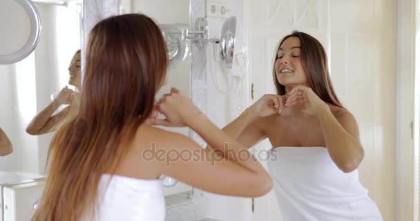 zufriedene Frau posiert im Badezimmer - Filmmaterial, Video