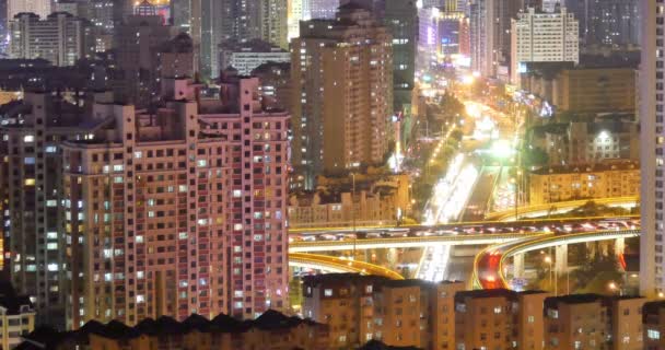 4k Zeitraffer beschäftigt Stadtverkehr auf Überführung in der Nacht, städtische morden Gebäude, qing - Filmmaterial, Video