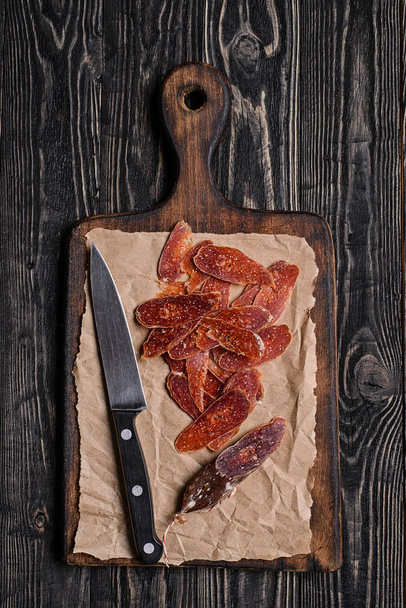 Chorizo and knife on cutting board.Top view - Foto, Imagem