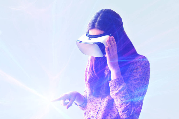 Νεαρή γυναίκα με γυαλιά εικονικής πραγματικότητας. Σύγχρονες τεχνολογίες. Την έννοια της μελλοντικής τεχνολογίας. - Φωτογραφία, εικόνα