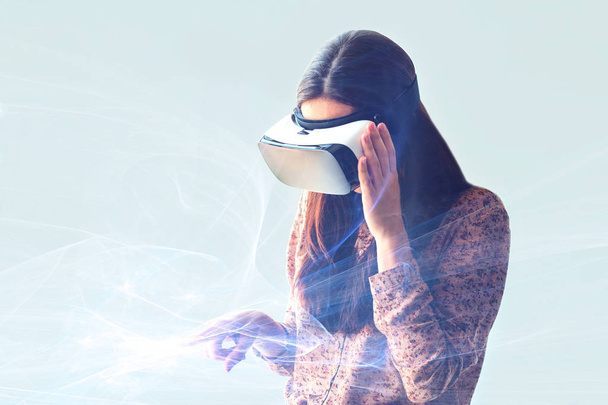 Fiatal nő a virtuális valóság szemüveg. Modern technológiák. A koncepció a jövő technológiája. - Fotó, kép