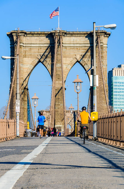 People doing sport on the Brooklyn Bridge, NYC, USA - Fotó, kép