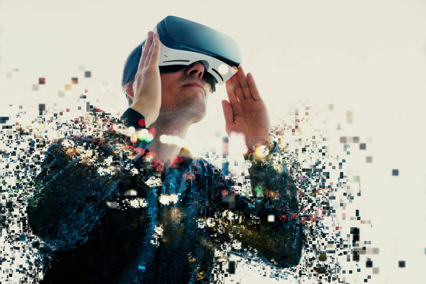 Virtuaalilaseissa oleva henkilö lentää pikseleihin. Mies, jolla on silmälasit virtuaalitodellisuutta. Tulevaisuuden teknologian käsite. Nykyaikainen kuvantamistekniikka. Pirstoutunut pikselien mukaan
. - Valokuva, kuva