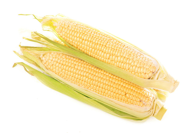 roher Mais mit grünen Blättern auf weißem Hintergrund - Foto, Bild