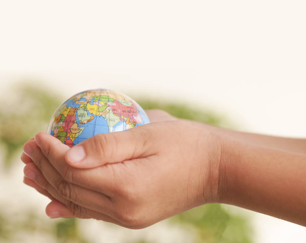 Hand halten Globus, Konzept retten die Welt und Umgebung - Foto, Bild