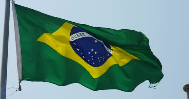 4 k Brezilya bayrağı rüzgârda çırpınıyor. - Video, Çekim