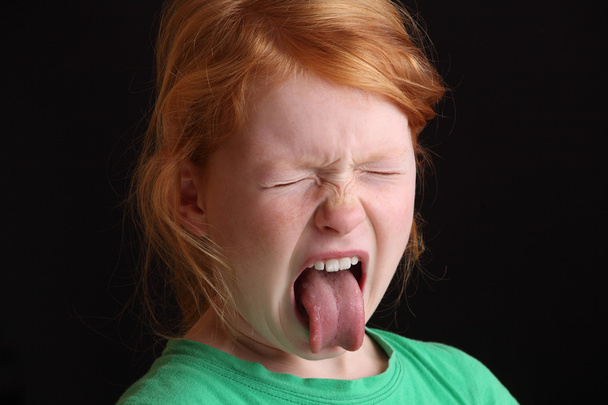 Сердитая девочка - Фото, изображение