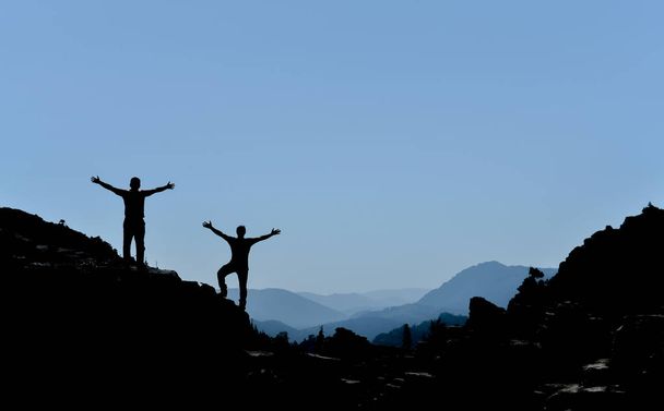 silhueta de escaladores bem sucedida
 - Foto, Imagem