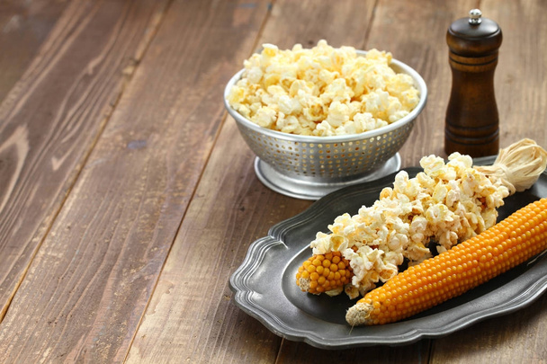 Popcorn auf dem Maiskolben - Foto, Bild
