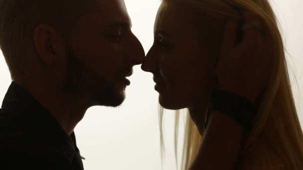Nő füst csókot ad ember - Felvétel, videó