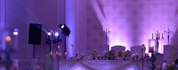 espectáculo de luz púrpura en una boda
 - Foto, imagen