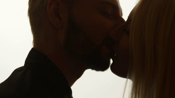 Casal beijando no branco
 - Filmagem, Vídeo