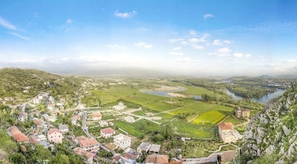Shkodra (Shkodr) Albânia Panorama vista do Castelo de Rozafa
 - Foto, Imagem