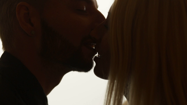 Pareja besándose en blanco
 - Metraje, vídeo