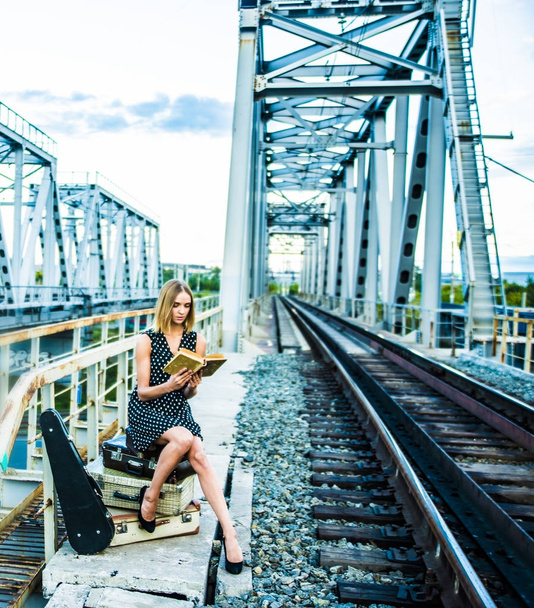 girl reading book  - Foto, Imagem