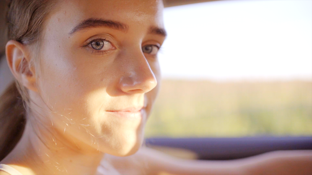 Close-up van portret van de jonge vrouw in de auto - Video