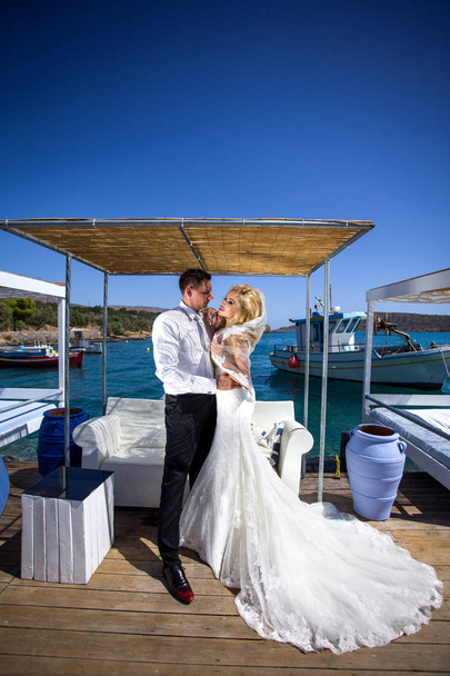 La encantadora pareja joven hermosa mujer del hombre guapo en relación con el hermoso paisaje griego
 - Foto, Imagen