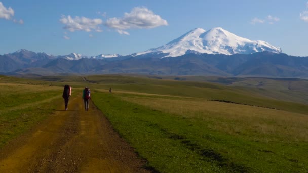 İki adam Kafkasya dağlarında karayoluyla hiking. Arkadaşlar 4 k Elbruz Dağı Uhd için gidiyoruz - Video, Çekim