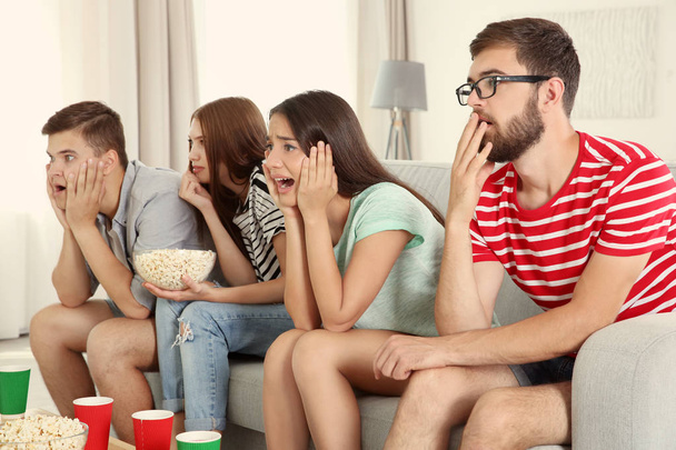 Друзі дивляться телевізор вдома
 - Фото, зображення