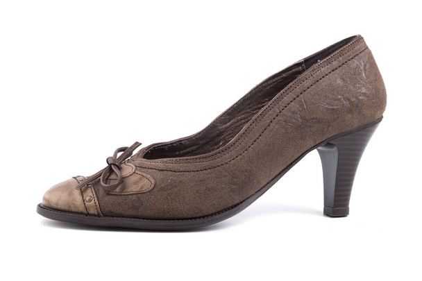 Zapato de cuero marrón femenino sobre fondo blanco
 - Foto, Imagen