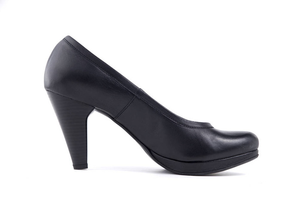 Zapato de cuero negro femenino sobre fondo blanco
 - Foto, Imagen