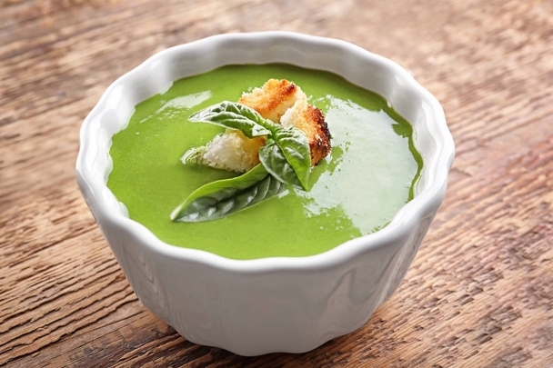 Bowl with tasty spinach soup - Фото, изображение