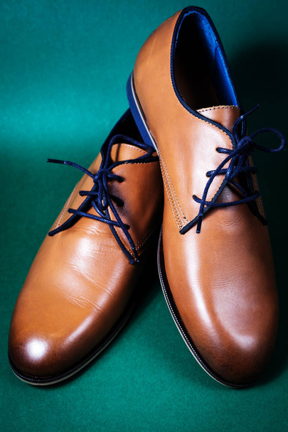 Zapatos masculinos de cuero de moda marrón
 - Foto, imagen